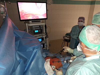 Unikátní tříhodinová operace v Nemocnici AGEL Třinec-Podlesí pomohla pacientce se syndromem krčního žebra. Šlo o první miniinvazivní zákrok tohoto typu v České republice 