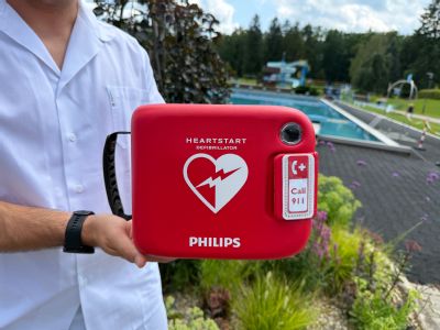 Nečekejte na příjezd sanitky. S automatickým defibrilátorem AED zvládnete v kritické chvíli zachránit lidský život i vy