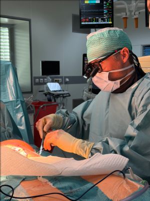 Kardiologové v Nemocnici AGEL Třinec-Podlesí jako první na Moravě voperovali revoluční defibrilátor